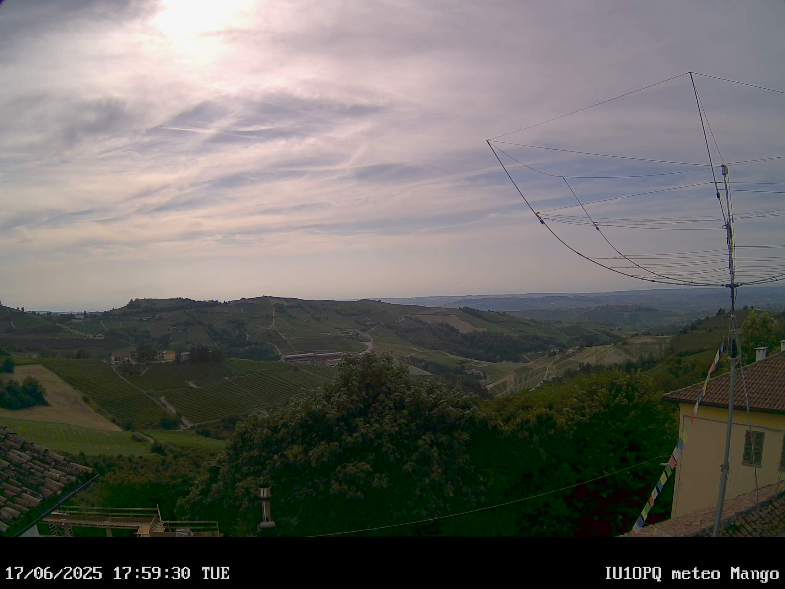 immagine della webcam nei dintorni di Grinzane Cavour: webcam Mango